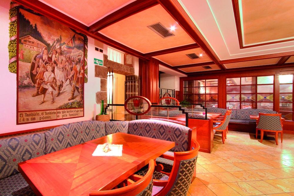 Hotel Dolomiti Schloss Canazei